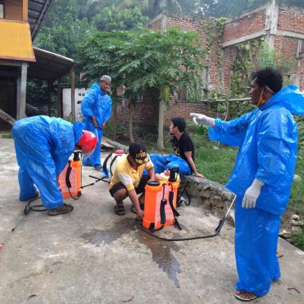 Relawan Desa Wajoriaja Lakukan Penyemprotan Disinfektan Tahap I